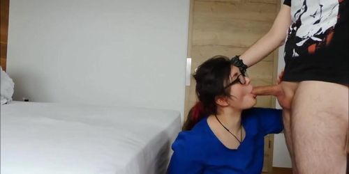 Heie nerdige Krankenschwester mit Brille Deepthroat-Blowjob und versohltem Arsch