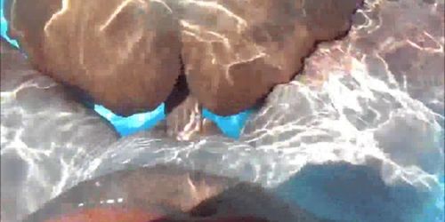 Fucking a hot chick in the pool