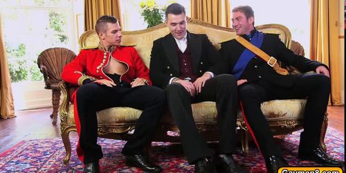 Royal threesome mouth to ass gay action