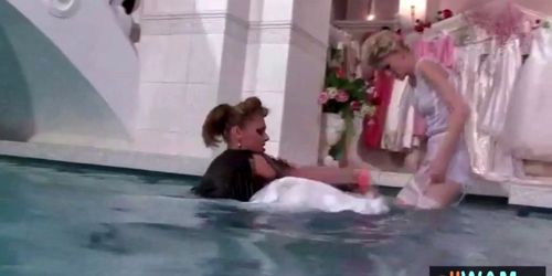 Bride fells down in the swimming pool