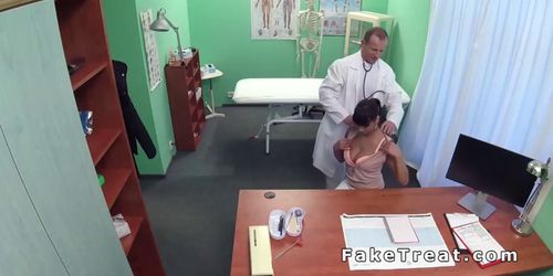 Euro doctor bangs tanned sexy patient