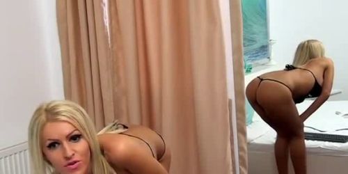 Stunning Blonde Twerking Webcam Girl