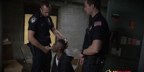 EBONY thug turns for the cops to bang his HUGE ASS