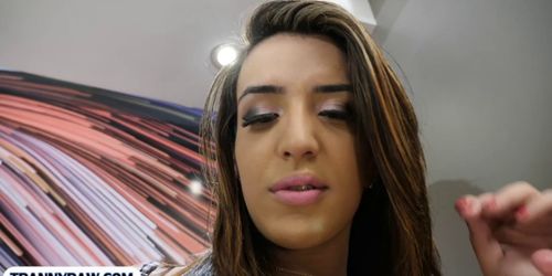 Big ass latina tranny Vitoria Neves enjoys doggystyle