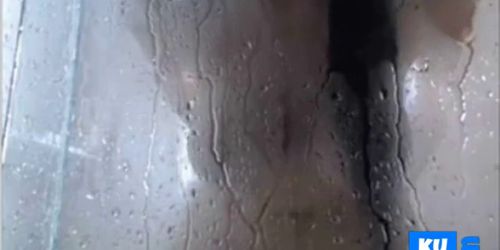 Colombiana en la ducha - Colombian girl takes a shower