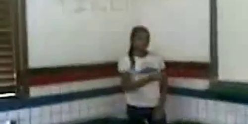 Novinha tirando a roupa na sala de aula