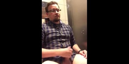 He jerks in public toilett