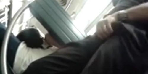 maduro caliente muestra su pene en el metro