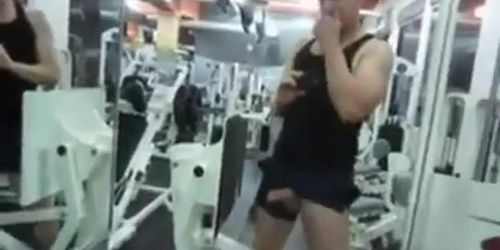 masturbandose en el gym