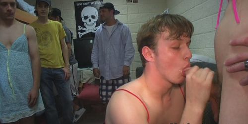 Straight college teen amateurs sucking on dick (High Def)