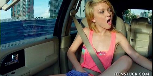 Teen skinny blonde gives her first BJ in car