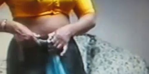 desi indian bhabhi exposing for husbands friend