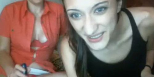 Yris cu prietena pe videochat