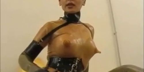 Girl in rubber masturbates