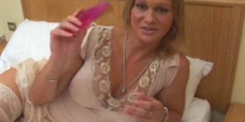 Mature tranny plays with anal toys