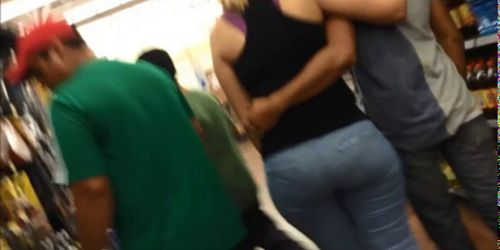 CULO DE CASADA VECINA EN WALMART