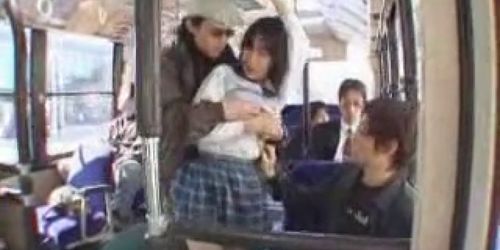 Schoolgirl Fucked in the Bus - Japonaise prise dans le 