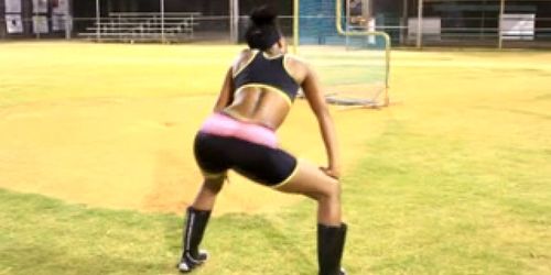 BETTY  BUTT  POP THAT TWERK ON PUBLIC BASEBALL FIELD