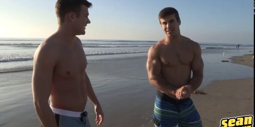 Hunks anal fucks from behind standing and goes bottom