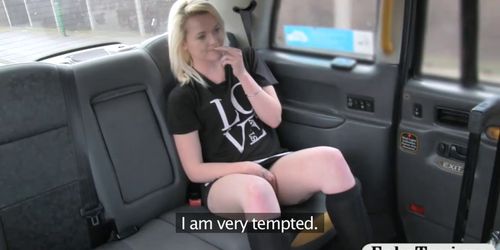 Horny woman gets rammed by fraud driver in the backseat