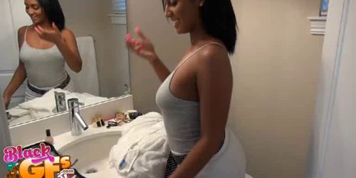 Girl with nice ass bounces on knob