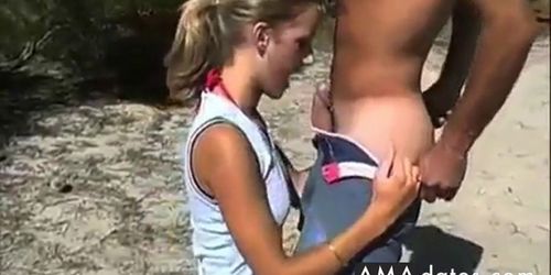 blondes Teen wird am Strand von fettem Schwanz gefickt