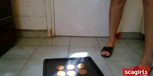 SniffyPanty - Squirting on freshly baked cookies