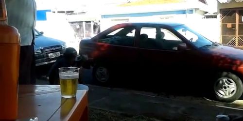 Pinguco mijando na calcada do bar