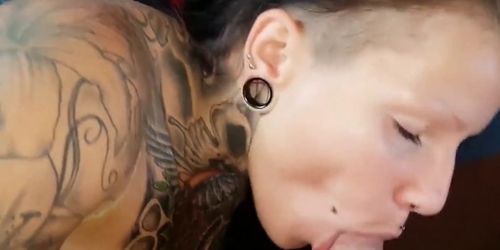 Tattoo-Schlampe lutscht die Morgenlatte