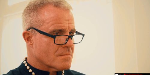 Hunk fistfucks with his big church praying hands hard