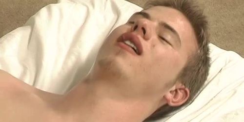 Gay dude sucks a fat cock