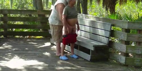 Gordo cepillandose a abuelo en el parque