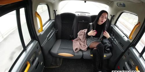 Girl fucks in a taxi without restraint