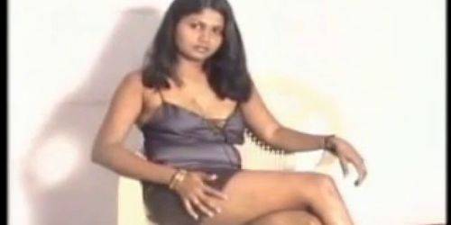 Indian Aunty Showing Off Her Tits