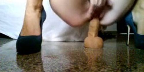 Sexy flexible milf fucks her dildo like a pro on webcam