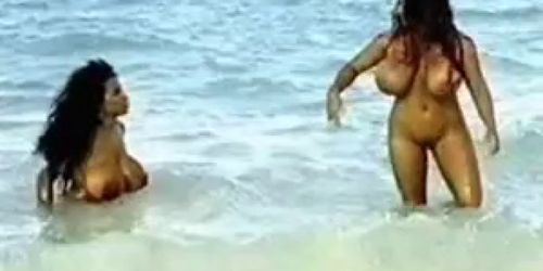 Big Boob Retro Babes Twerk At The Beach