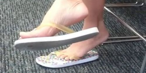 Candid Feet: Sexy Asian MILF Sandal Play