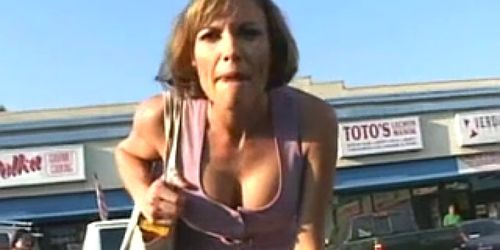 This MILF Loves giving random Blowjobs