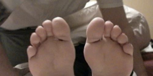 Dude blast his GF feet with cum