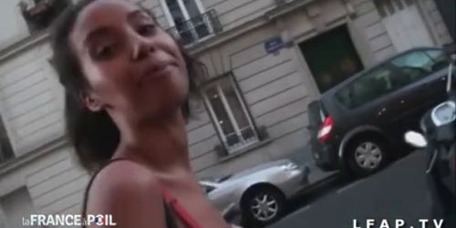 il suit une metisse dans la rue