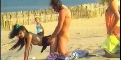 Swinger outdoor beach gang-bang ! Real public group sex