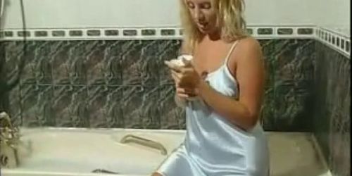 Clair-Lou takes a sexy bath 1