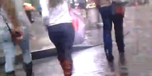 SLIM WHITE GIRL WITH A PHAT ASS THAT MOVES