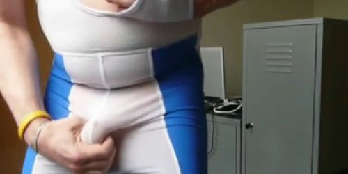 Abwichsen in gelben Jockstrap unter durchsichtiger Radh