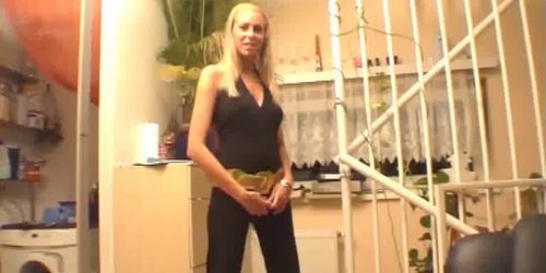 Silikontitten und Anal fuer Blonde