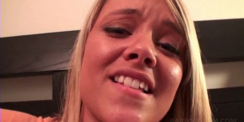 Blonde hottie finger fucking her smashing twat in close