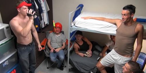 Hot twink stuffs mouth with cock