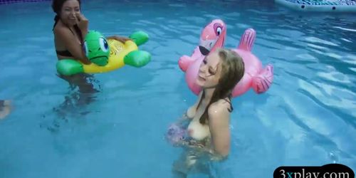 Bikini babes gives a blowjob and foursome by the pool