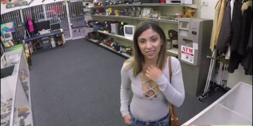 Bigtits babe Mariah deepthroats and fucks pawn manager 