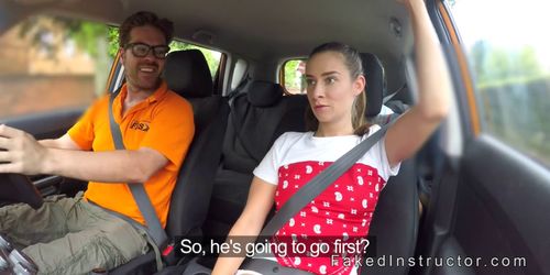 Tattooed guy bangs babe in driving school car